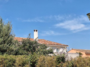 Bel Appartement En Haut de Villa